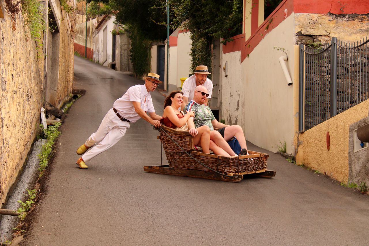 Tapasztalja meg az izgalmas, hagyományos fonott szánkózást Funchal meredek utcáin Madeirán, Portugáliában.