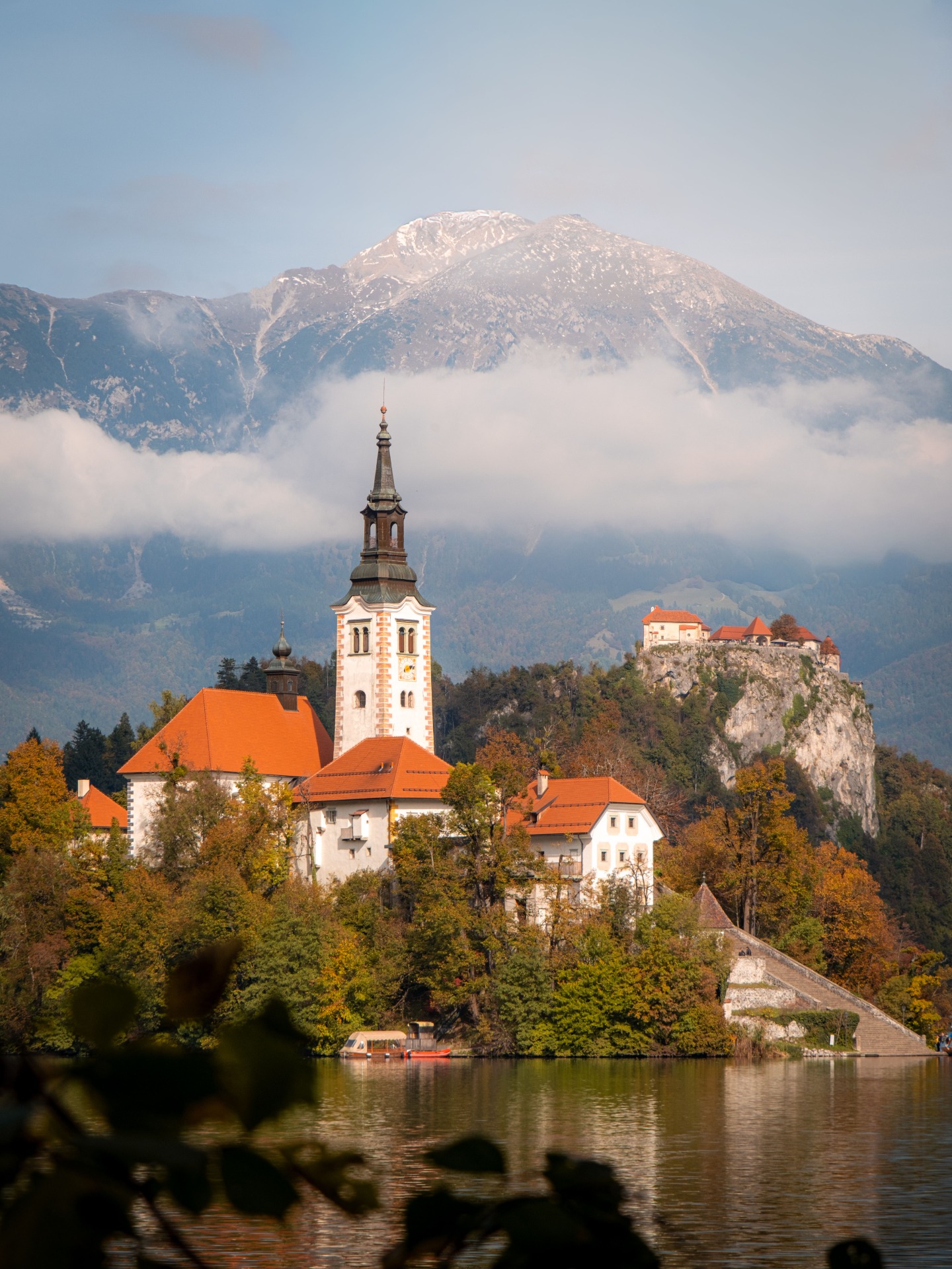 Bled szigetének temploma lenyűgöző hegyekkel és őszi színekkel