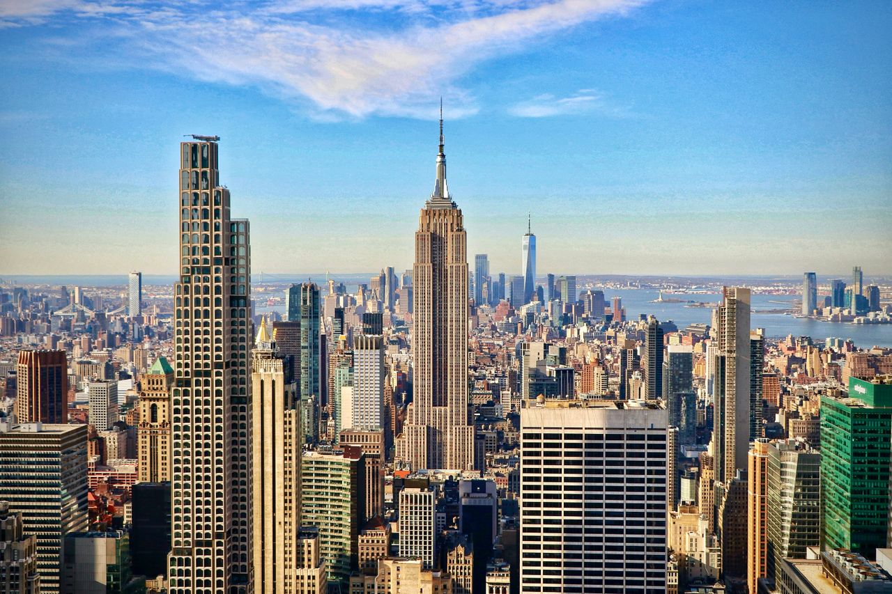 Modern felhőkarcolók New York belvárosában nappali fényben.