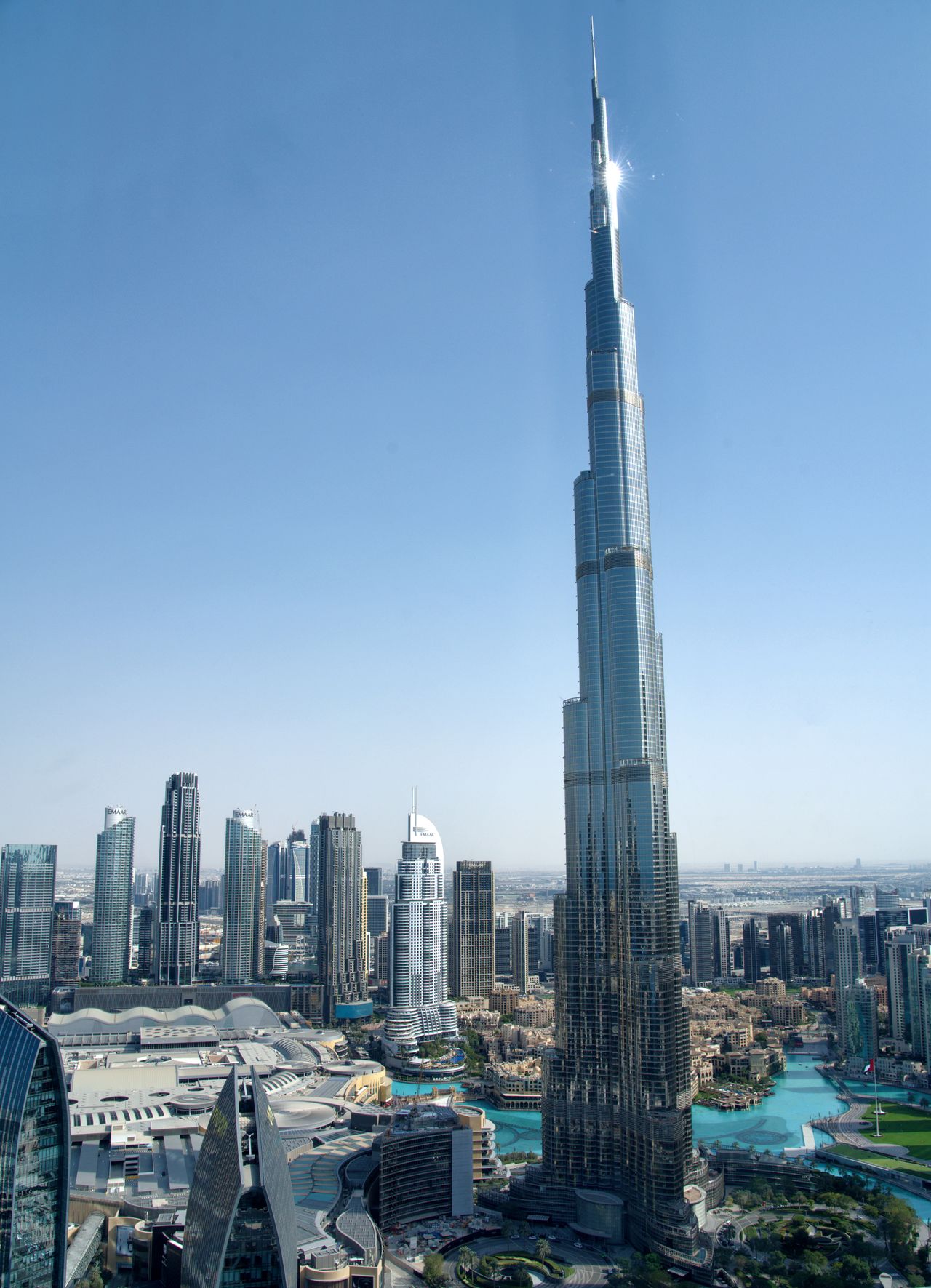 A Burj Khalifa Dubajban, a világ egyik legmagasabb felhőkarcolója.
