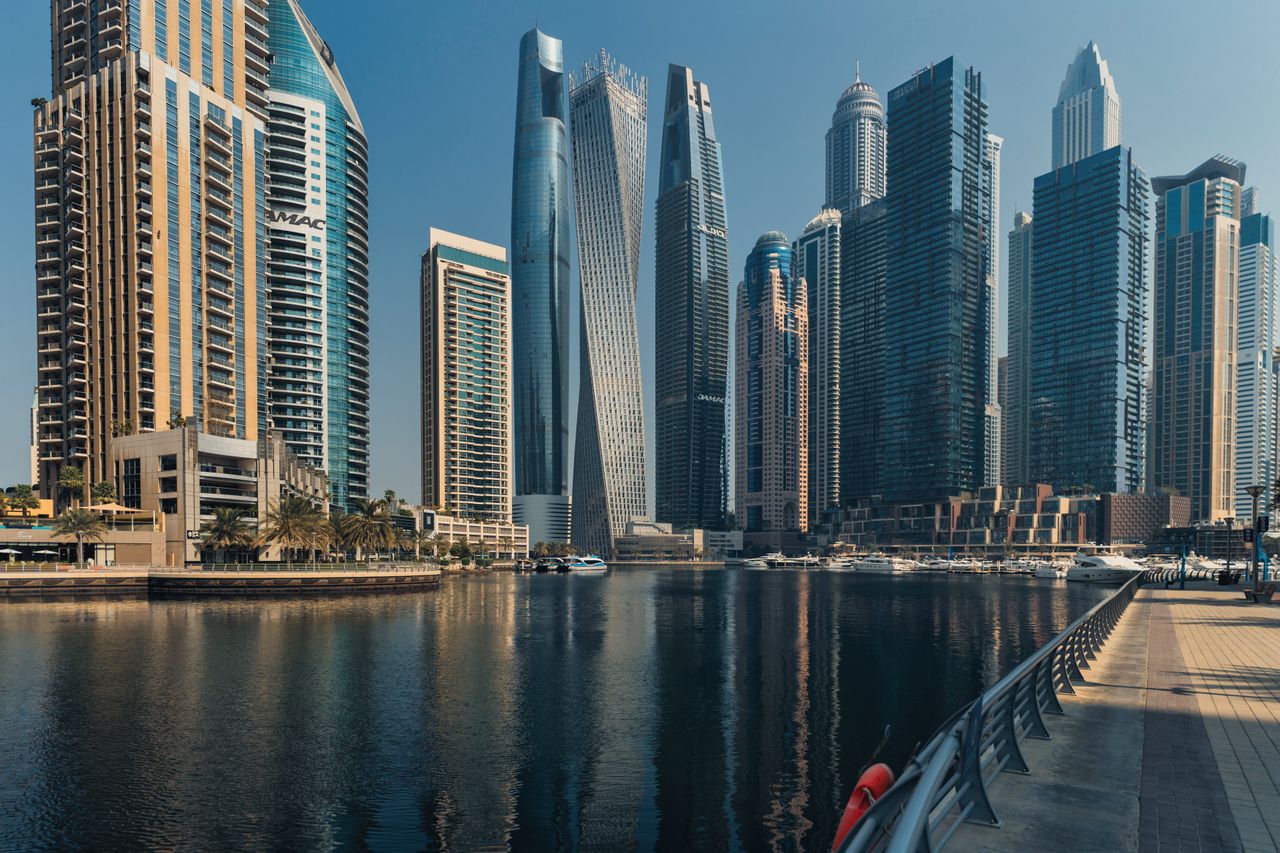 Dubai modern felhőkarcolói a kikötő és a vízpart közelében.