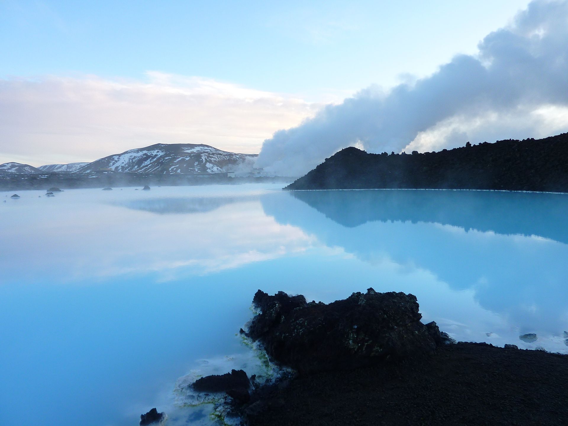 A híres Blue Lagoon geotermikus fürdő Izlandon, türkizkék termálvízzel és vulkáni kőzetekkel.