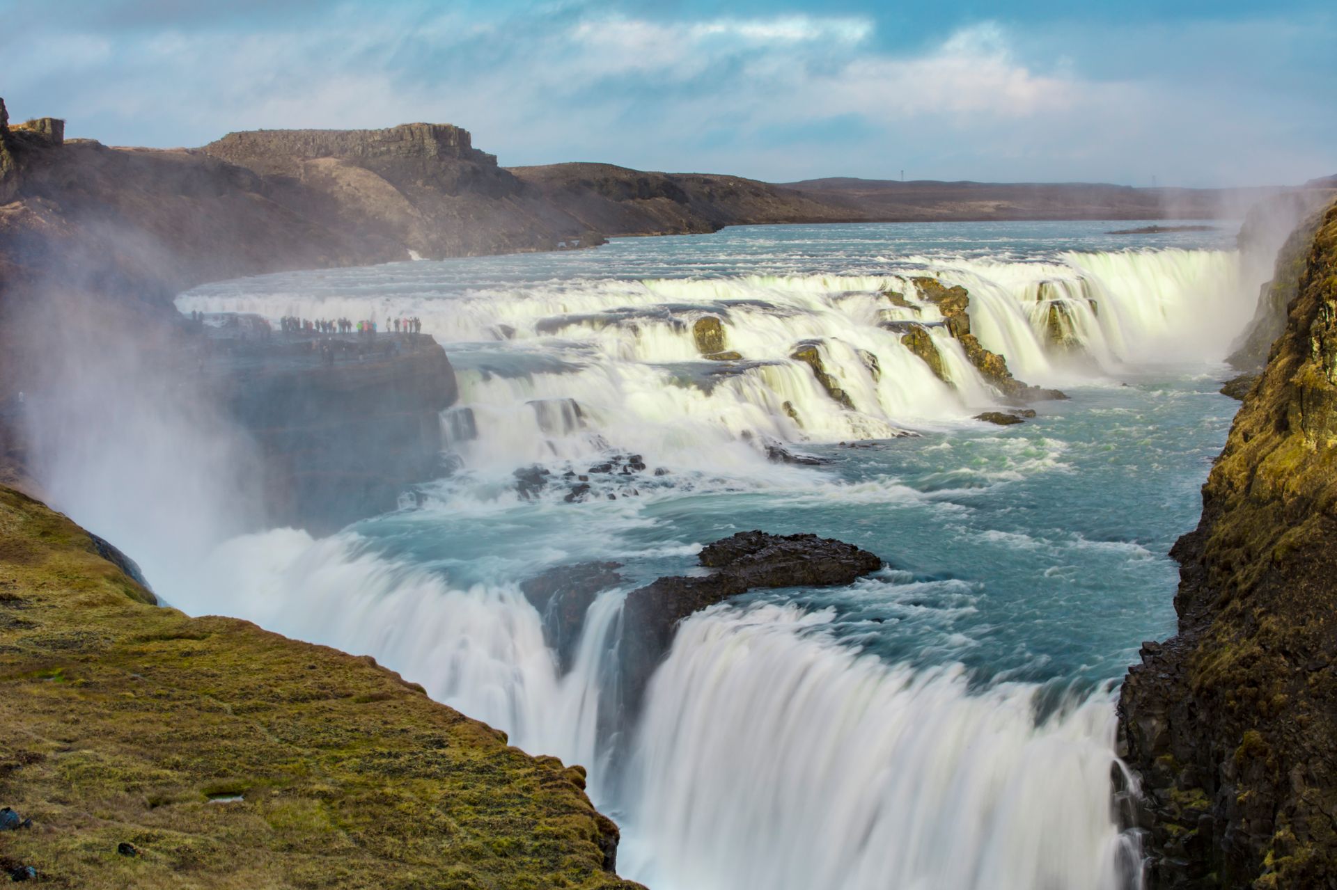A Gullfoss-vízesés két lépcsőben zuhan egy mély kanyonba Izlandon.