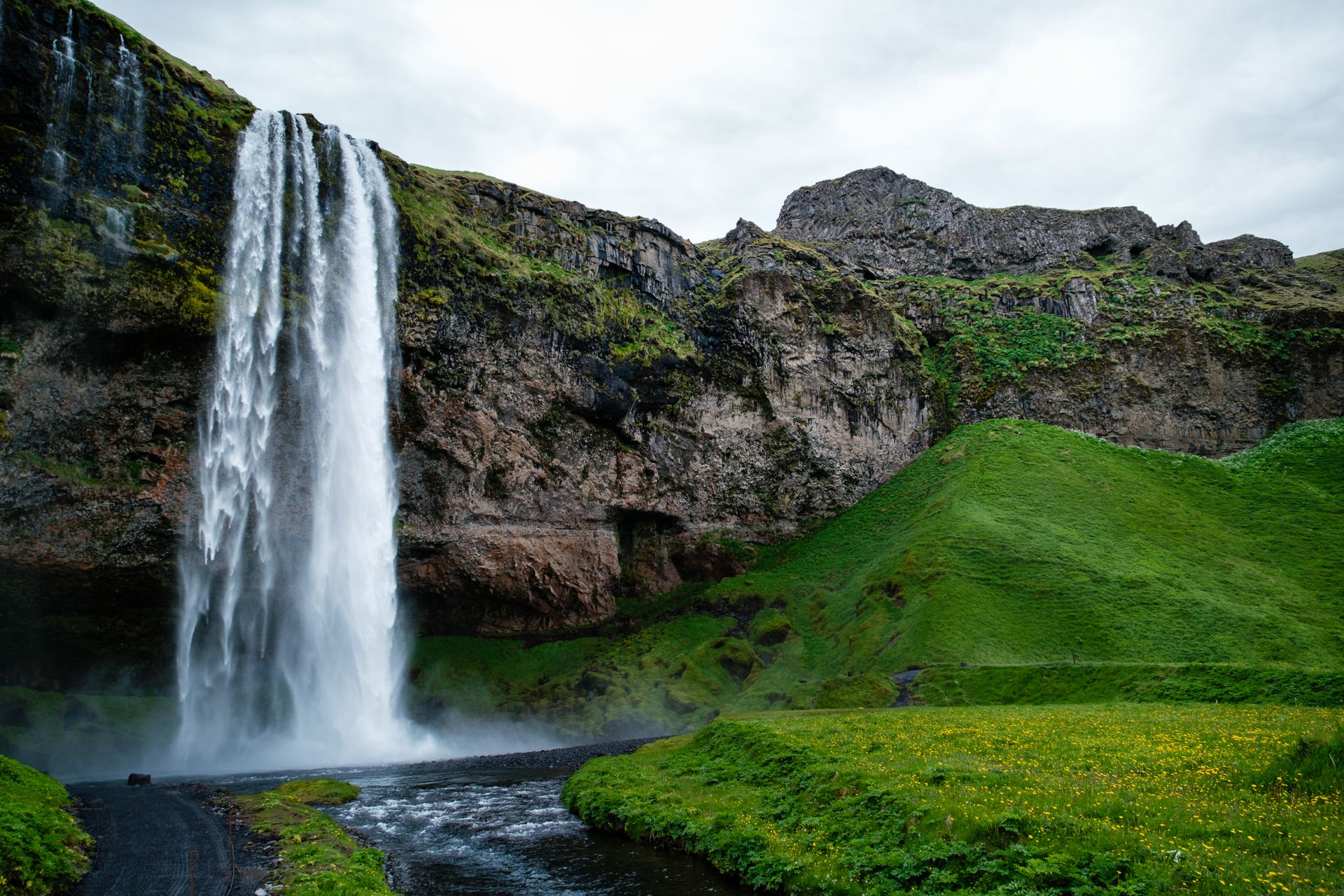 A Seljalandsfoss vízesés Izland déli partján, amely mögött kiépített ösvény vezet.