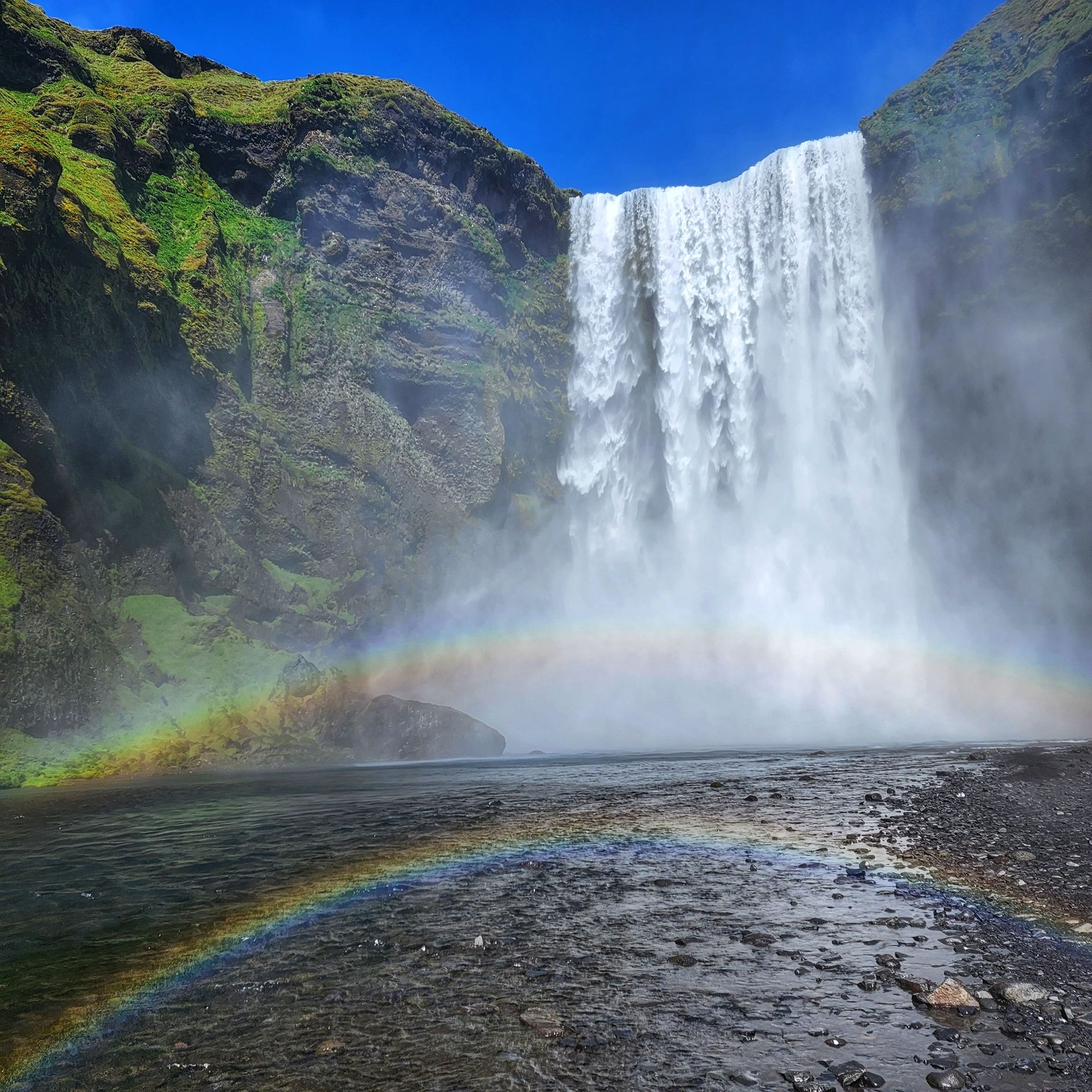 A Skógafoss vízesés szivárvánnyal Izland déli partján.