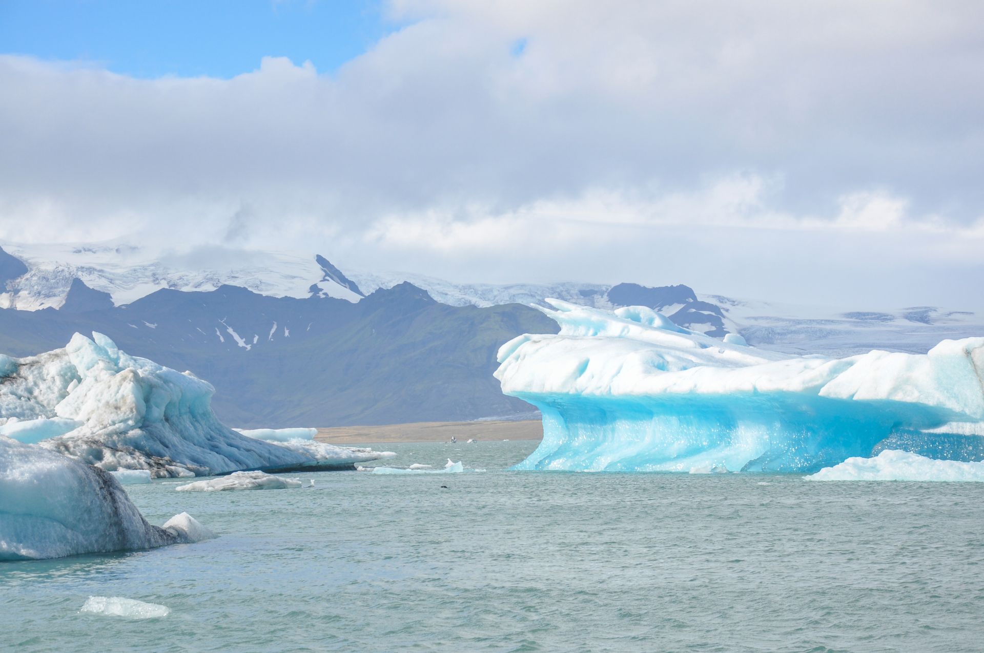A Jökulsárlón gleccserlagúna úszó jégtáblákkal Izland délkeleti partján.