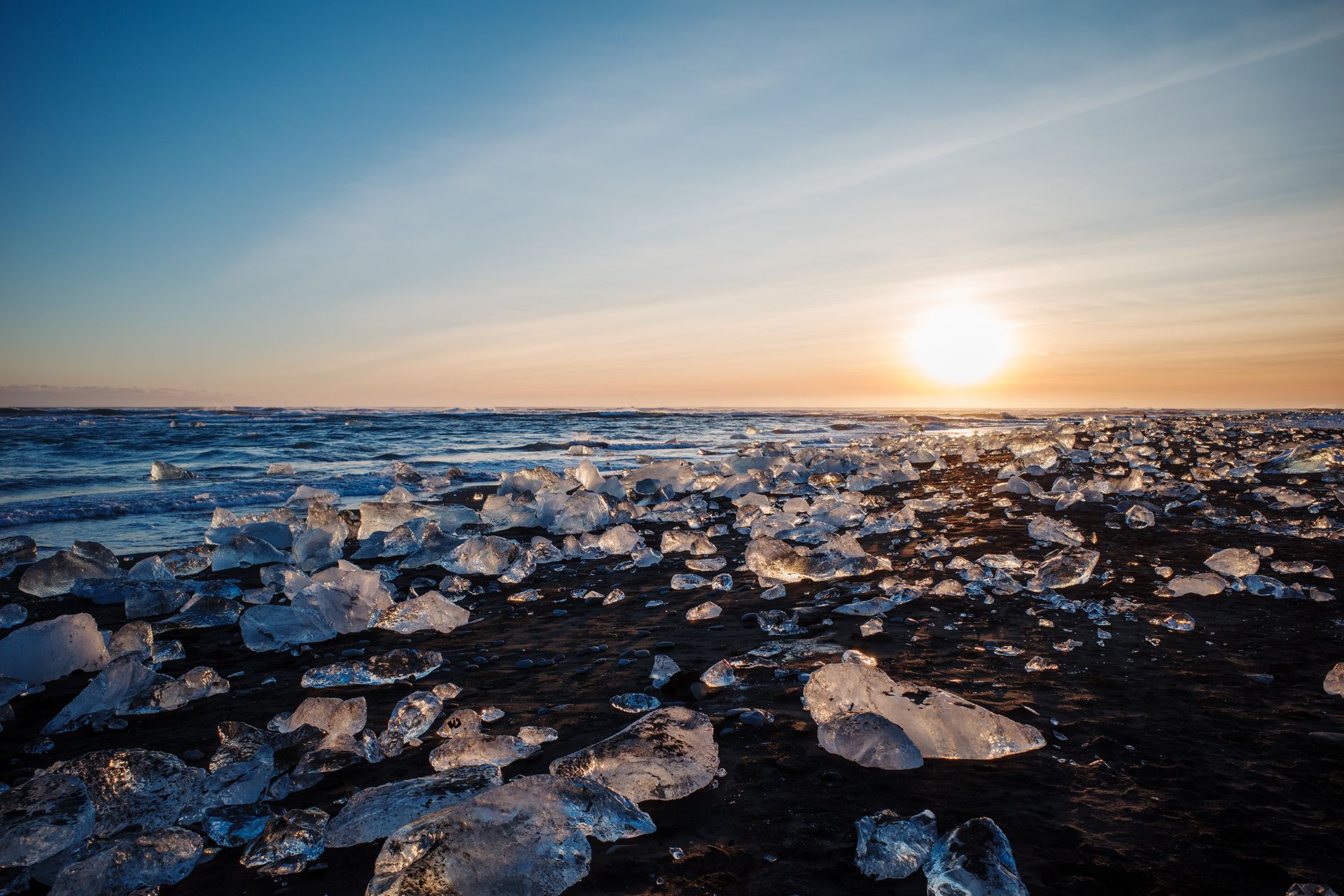 Jégtömbök a Diamond Beach fekete homokján Izland délkeleti partján.
