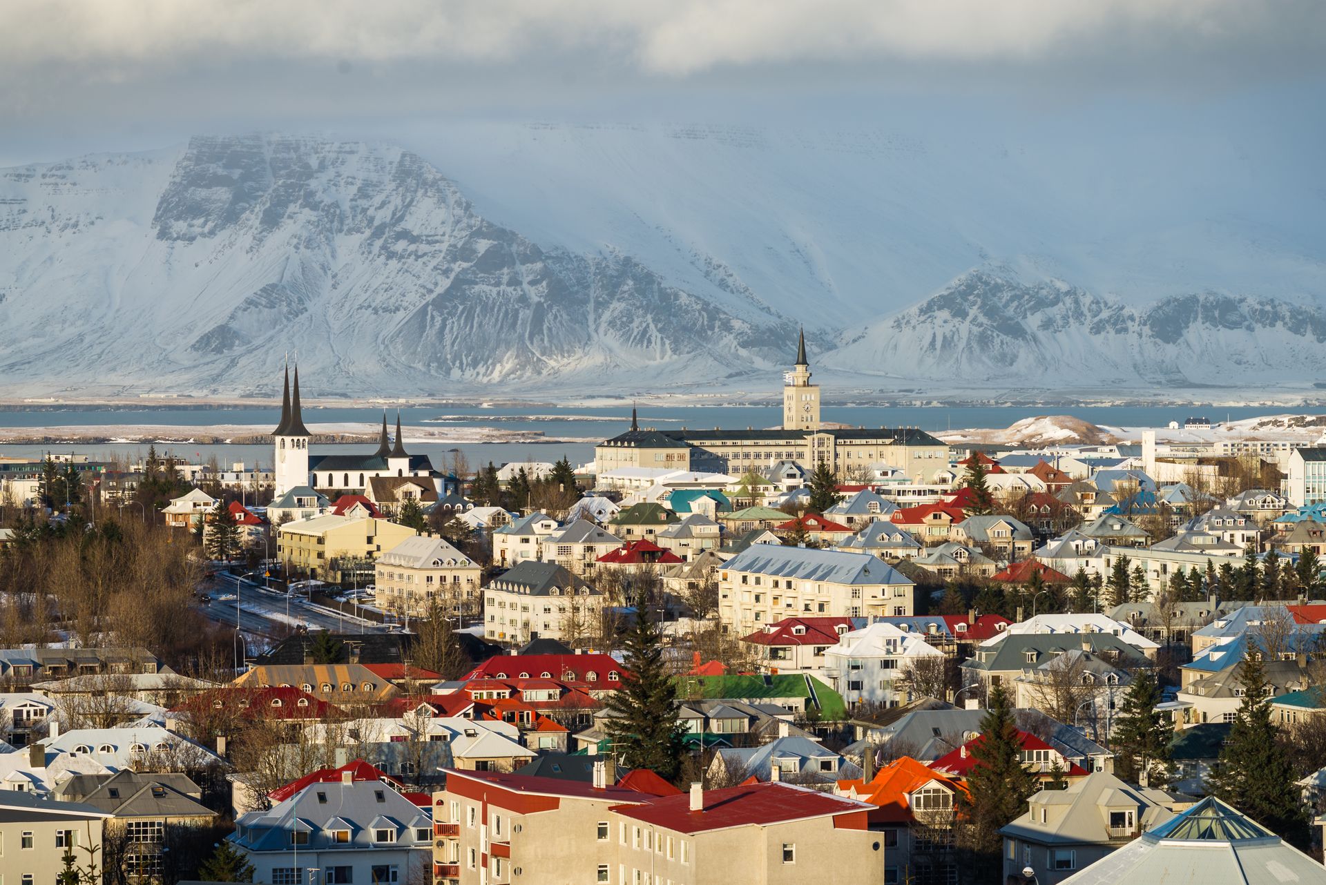 Reykjavik belvárosa színes házakkal és a Hallgrímskirkja templommal.