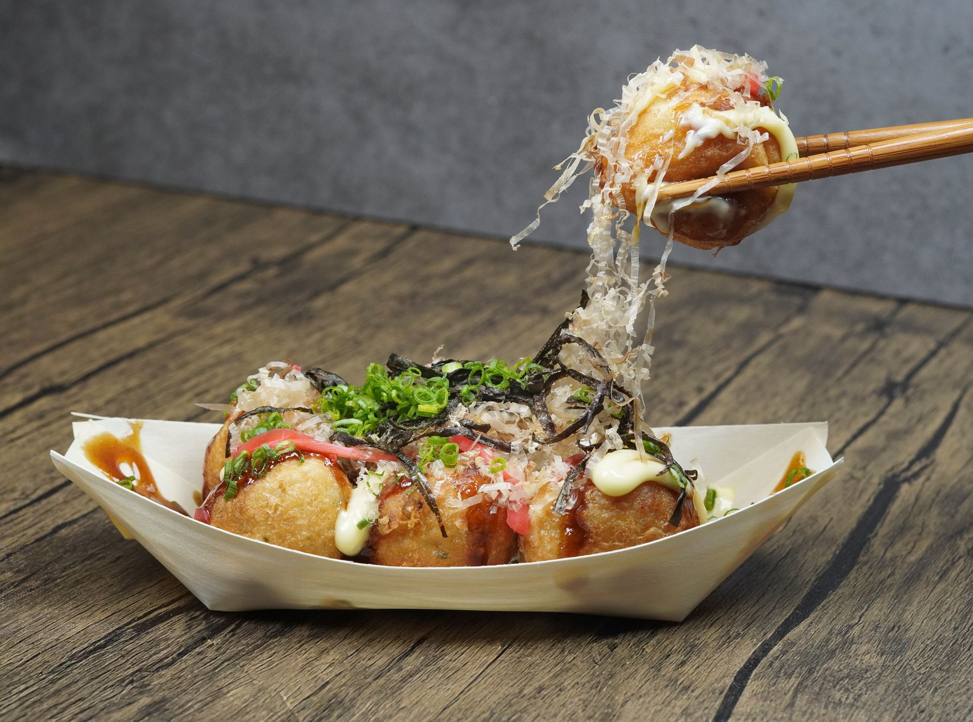 Frissen készült japán takoyaki bonitopehellyel és szósszal