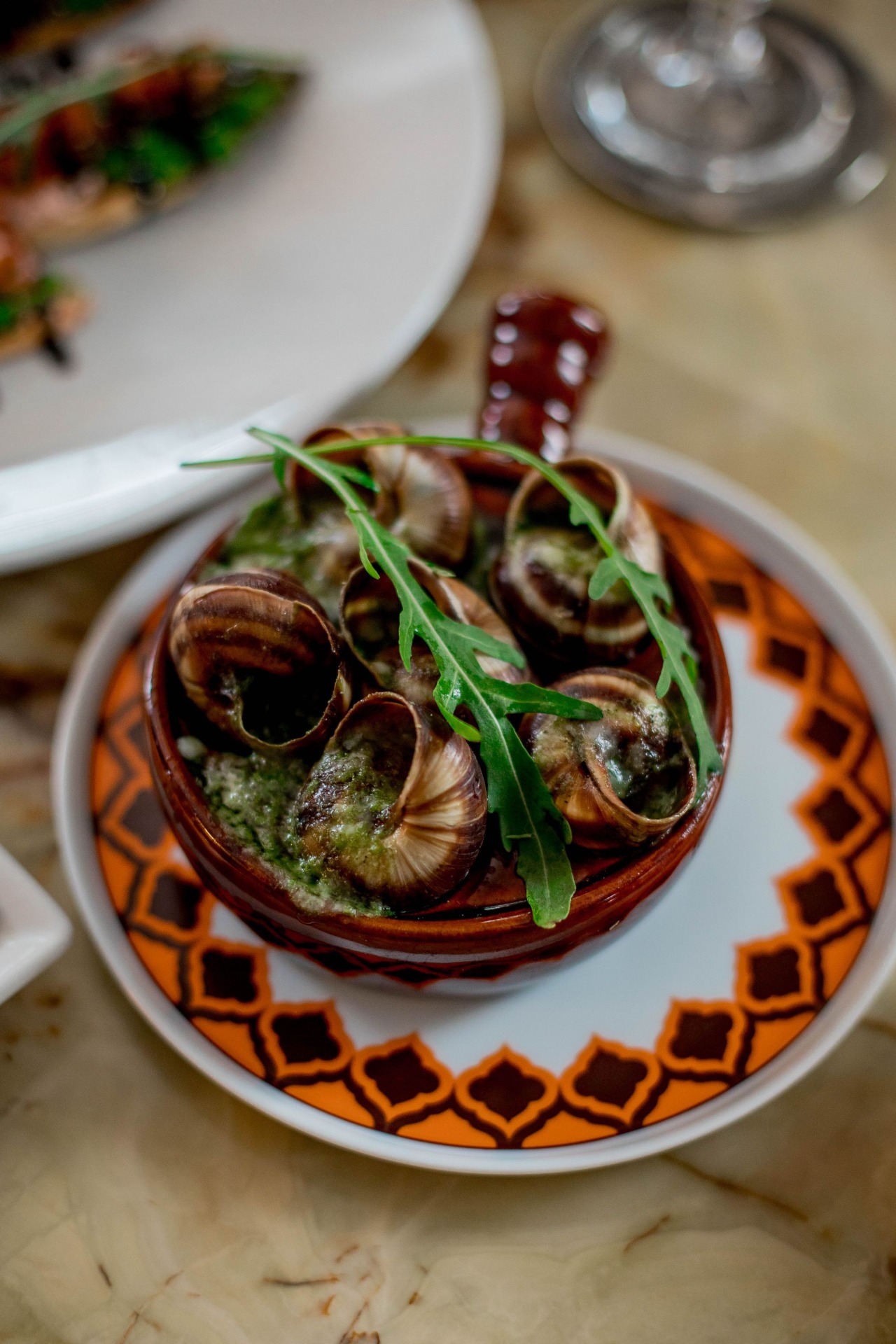 Francia escargot fokhagymás vajjal tálalva