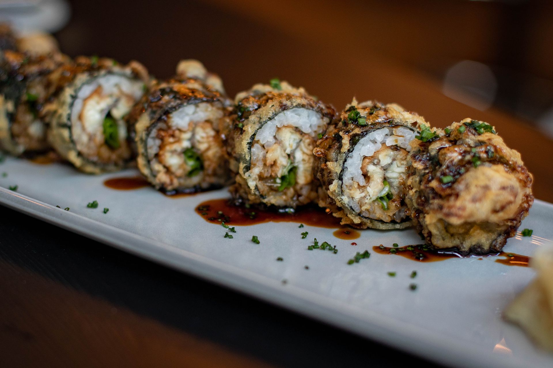 Ropogós tempura sushi szósszal tálalva