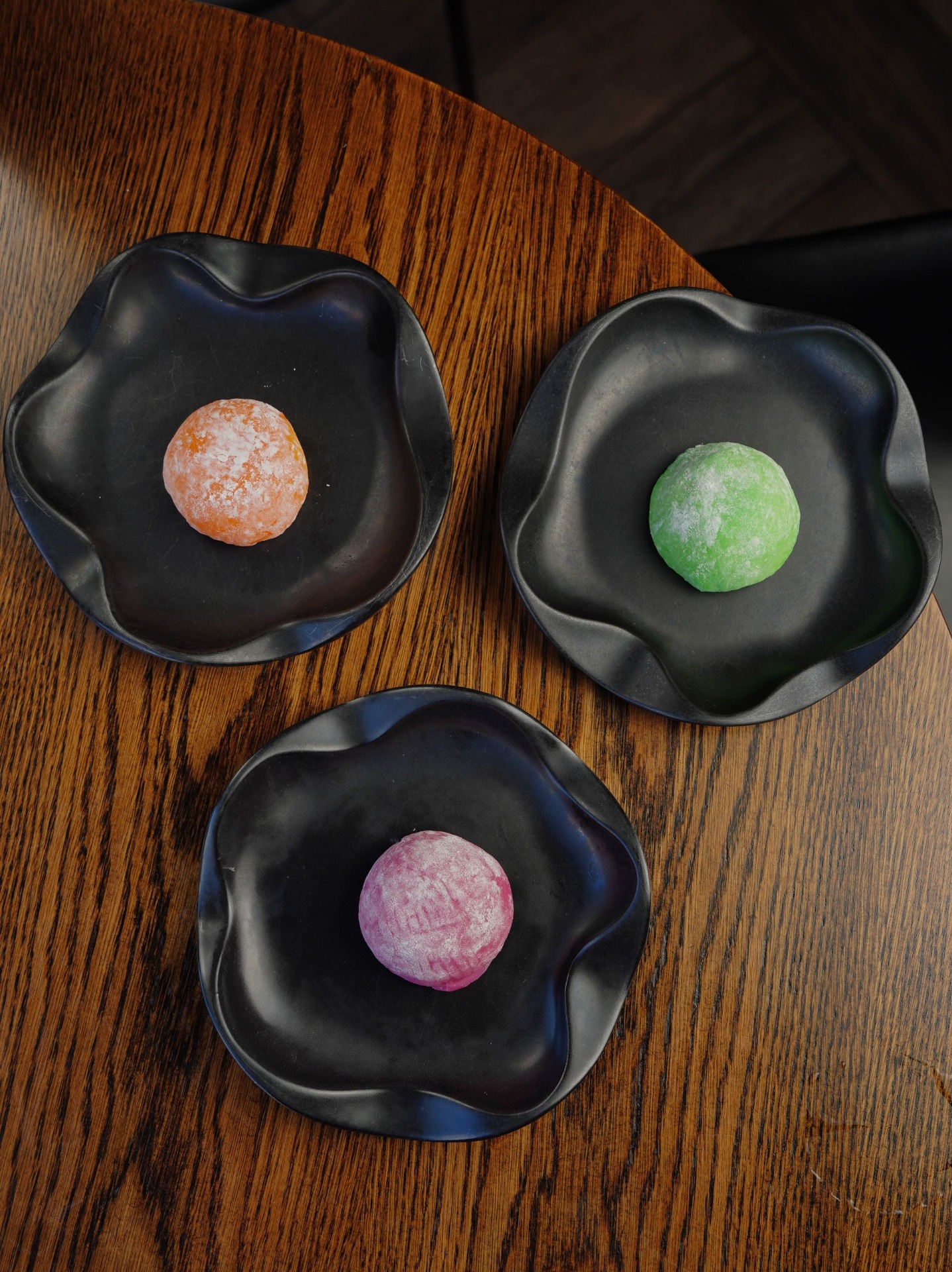 Színes japán mochi édességek különböző változatokban
