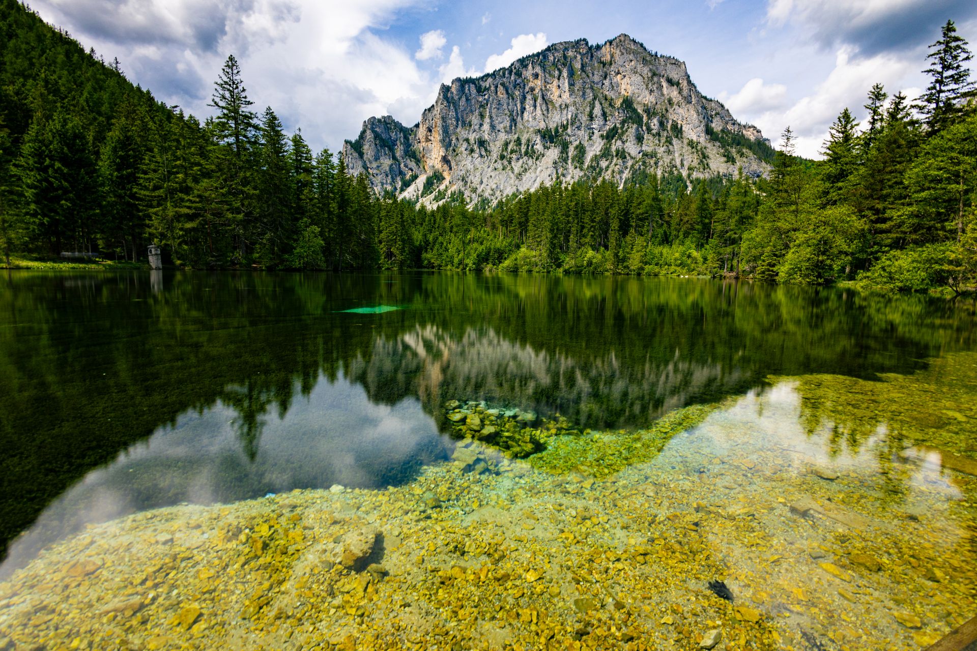 Grüner See smaragdzöld hegyi tó Stájerországban