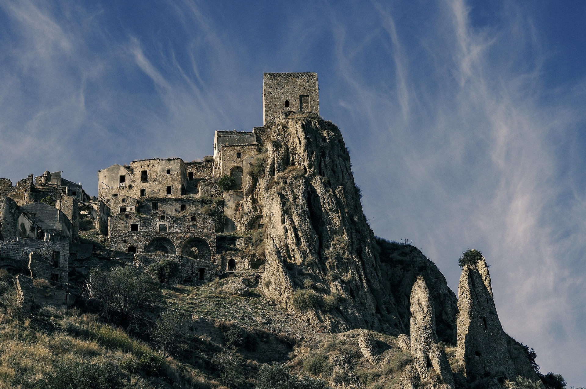 Craco elhagyatott középkori városa egy sziklás hegytetőn Olaszországban