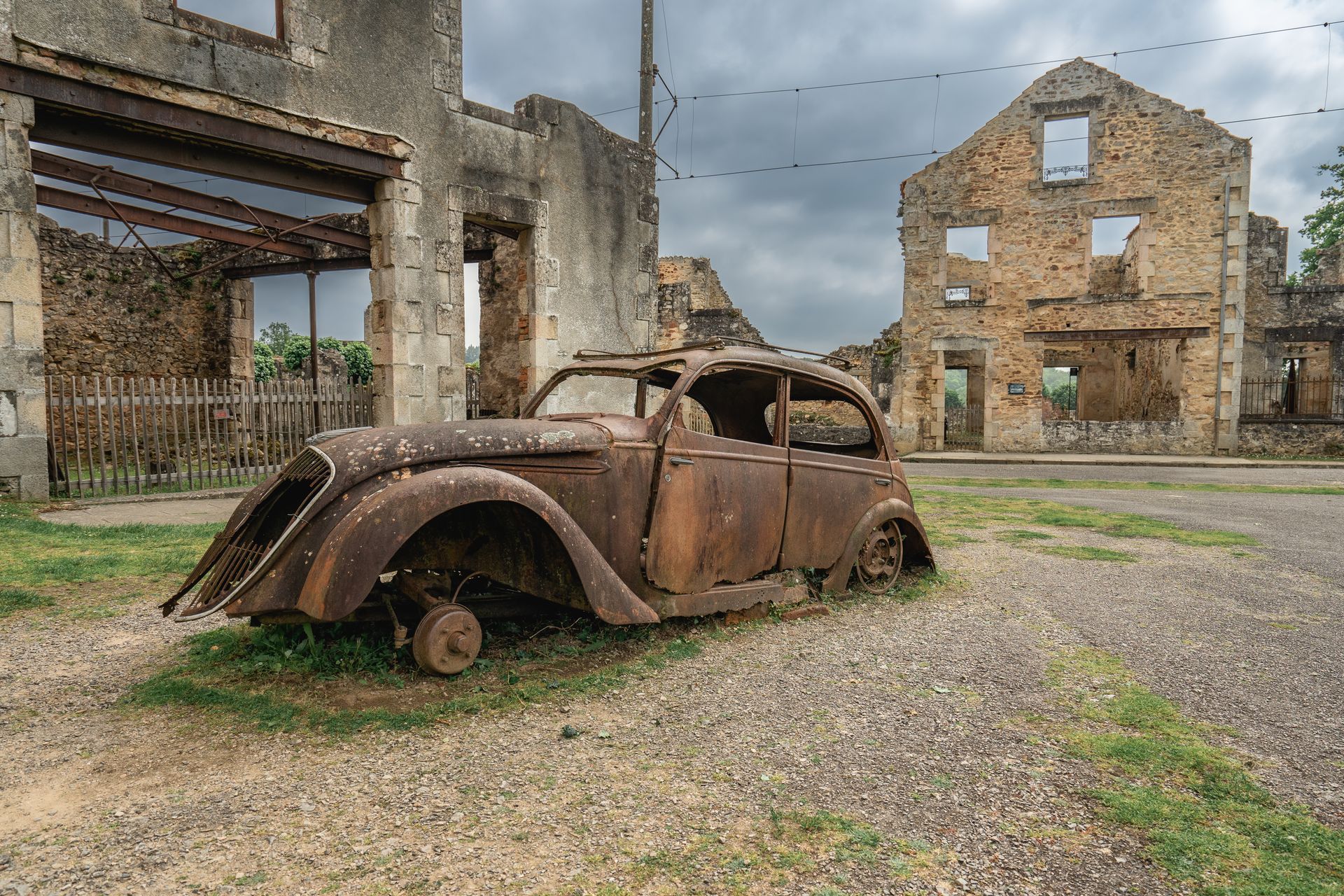 Rozsdás autó és háborús romok Oradour-sur-Glane régi falujában Franciaországban